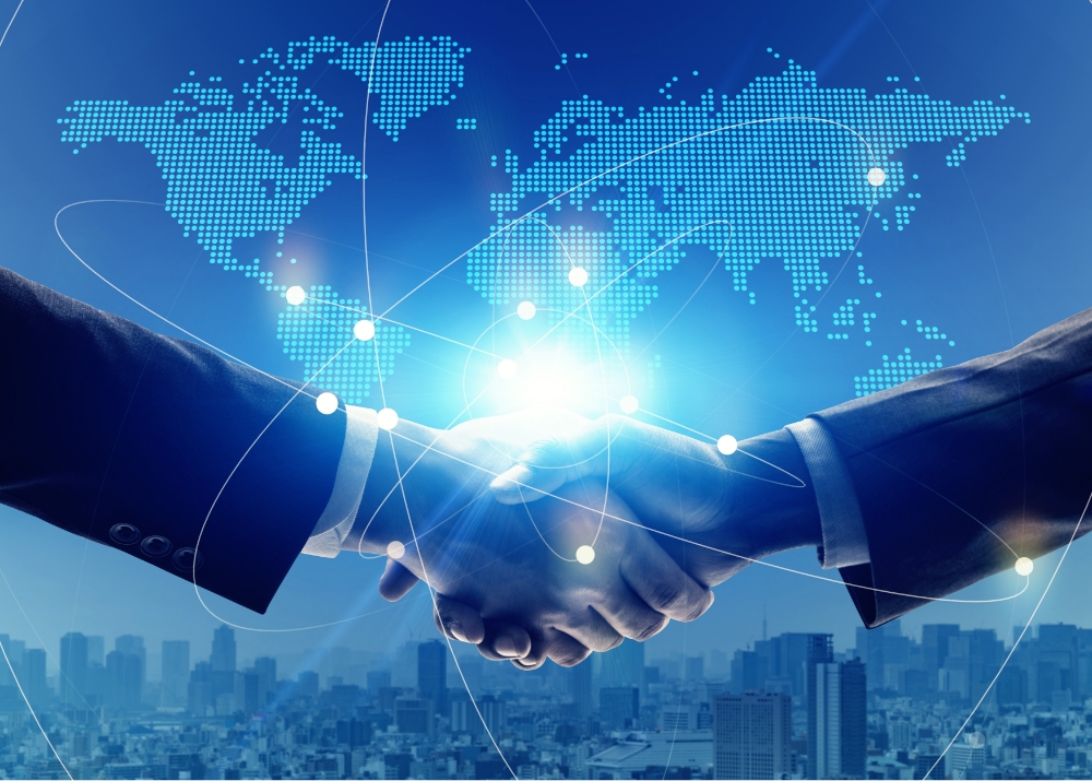 握手をするサラリーマン