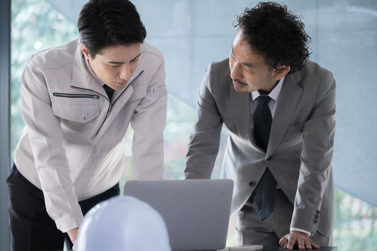 オフィスで働く風景